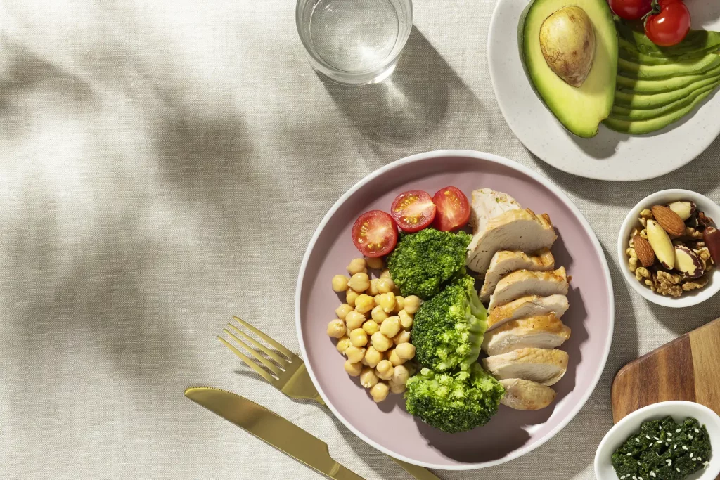 A családi asztalnál dől el az egészség – dietetikusok mutatják meg az OKOSTÁNYÉR® táplálkozási ajánlás hétköznapi alkalmazását